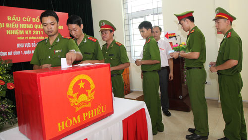 Cử tri quận Nam Từ Liêm bỏ phiếu bầu cử bổ sung đại biểu HĐND quận, phường nhiệm kỳ 2011 - 2016 ngày 22/6. 		Ảnh: Anh Quý